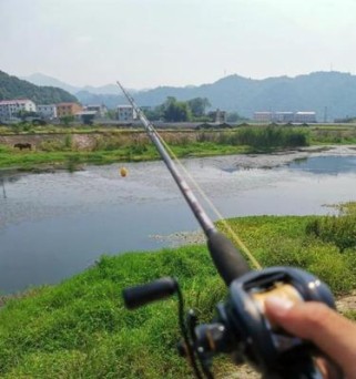 冬天钓鱼之路亚技巧（寒冬里也能享受钓鱼乐趣的秘诀）