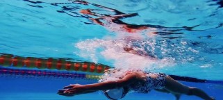 游泳瞪腿的技巧（如何通过瞪腿来提高游泳速度，掌握正确的技巧和要领）