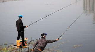 晚上钓鱼，路亚还是手竿更好？（探讨在晚上钓鱼时使用路亚或手竿的优缺点）