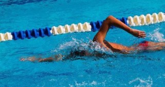 游泳技巧大揭秘（从零基础到高级技巧，掌握这个，你离游泳达人不远了！）