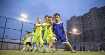 如何提升足球表现技巧能力（通过科学训练和精细技术掌握，打造出色足球技巧）