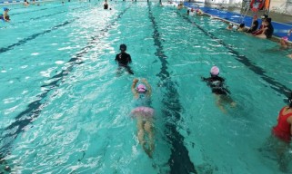 冬季游泳50米技巧女生指南（享受冬日游泳乐趣，提高游泳技能）