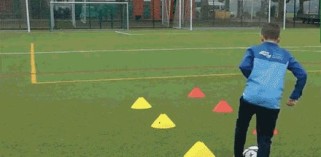足球晃脚过人技巧教学指南（如何提高足球技术，轻松晃过对手）