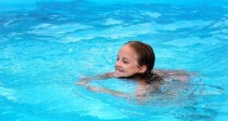 女孩子如何学会游泳的技巧（掌握游泳技巧，让女孩子信心满满）