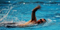 学会游泳，让身体轻松漂浮水面（以水中呼吸为关键，掌握正确的身体姿势，打造轻盈的游泳技巧）