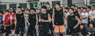 郭师傅的野球帝篮球防守脚步训练（提升篮球防守技术的关键脚步训练方法）