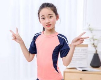 探索戴游泳套的女生游泳技巧（提升游泳技能，保护健康肌肤）