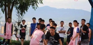 如何解决孩子打篮球时防守老爱犯规的问题（培养孩子自律精神，提高篮球技术水平）