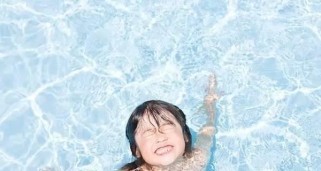 带孩子去游泳的技巧和方法（保护孩子安全畅游水中的关键）