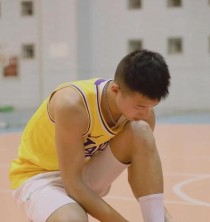 以篮球防守很紧实如何接球？（技巧与策略助你在高压防守下取得接球优势）