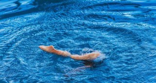 男士游泳吹头发技巧（掌握正确的吹头发方法，让男士游泳更加舒适）