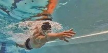 游泳技巧与动作教学（掌握游泳技巧，轻松畅游蓝色海洋）