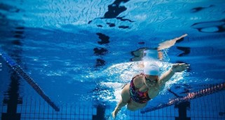 轻松自学游泳技巧的秘籍（女生快速掌握游泳的10个关键步骤）