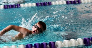 提升游泳技巧（游泳呼吸技巧的训练方法和注意事项）