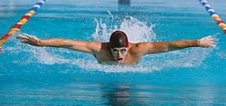 深入探讨游泳的呼吸技巧（通过正确的呼吸技巧，轻松畅游池中）