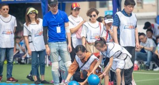 足球挑战技巧与方法（掌握关键技巧，迈向足球巅峰）