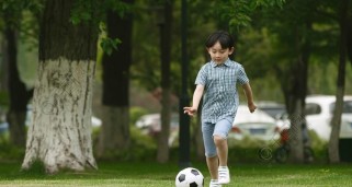 小男孩足球过人技巧（透过小男孩的脚步，感受足球的魅力与激情）