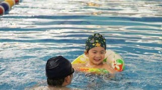 夏天学游泳换气技巧（掌握正确的呼吸方法，轻松畅游夏日泳池）