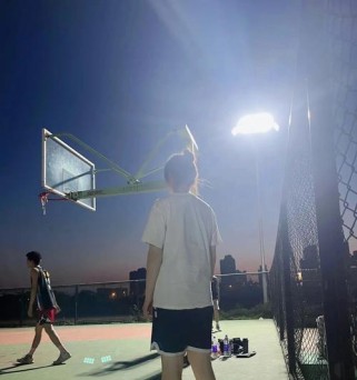 男生与女朋友打篮球（男生女友篮球防守合作，实力不减爱情）