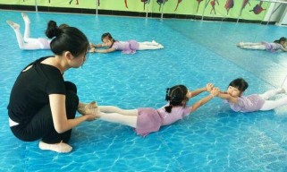 如何启蒙三岁孩子游泳技巧（培养孩子游泳兴趣，助力健康成长）