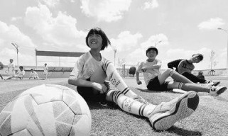 女生踢足球射门技巧分析（掌握精准射门，女生也能在足球场上大放异彩）