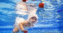 小技巧帮助孩子游泳如鱼得水（让孩子游泳更有乐趣，掌握关键技巧）