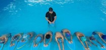 如何教初学游泳者游泳技巧（从零基础到自如游泳，轻松掌握游泳技巧）