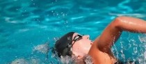 初学游泳50米技巧——让女生轻松掌握的泳池技巧（水中自由舞动，女生游泳的好时光）