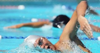 游泳小技巧——快速提高游泳水平（掌握正确的呼吸方法和姿势，提高游泳效率）
