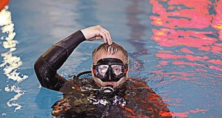 无人机水面游泳跟拍技巧（探索水下世界，用无人机捕捉瞬间动态）