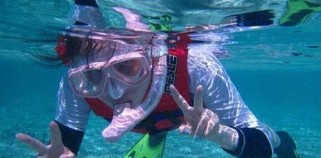 游泳池下潜的技巧与方法（掌握正确的呼吸和姿势，轻松下潜游泳）