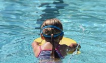 小孩游泳基本技巧大全（学会游泳，让孩子更自信）