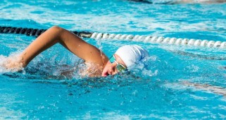 60岁也能学会游泳的技巧（掌握关键技巧，轻松享受水中乐趣）