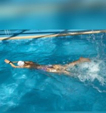 掌握游泳的二次腿技巧（提高游泳效率和速度的关键步骤）