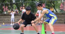 1v1篮球防守对抗技巧（揭秘篮球场上最有效的防守策略，助你战胜对手）
