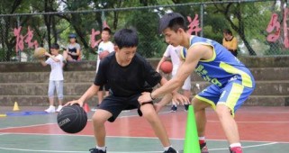 1v1篮球防守对抗技巧（揭秘篮球场上最有效的防守策略，助你战胜对手）