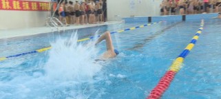提高中考100米游泳成绩的呼吸技巧（学会正确呼吸，游出好成绩）