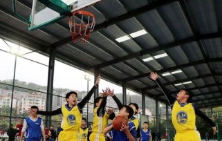 小学篮球（关键技巧和策略助你成为顶级防守球员）