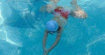 如何提高蛙泳转身的技巧？（掌握正确的动作和呼吸节奏，轻松完成转身）