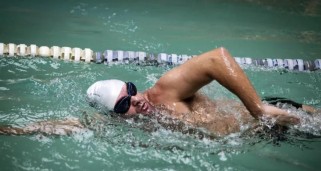 自由游泳手臂划水技巧（深入学习游泳姿势和动作，以提升游泳技巧）