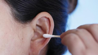 游泳技巧之防止耳朵进水的秘诀（掌握正确技巧，轻松游泳不再困扰）
