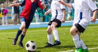 女生踢足球比赛的技巧与窍门（突破性别限制，女生向足球领域进军的关键技巧）