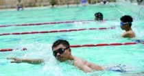 突破中考游泳800米的关键技巧（男生的游泳训练秘诀和技术要点）