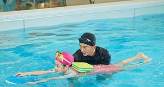 初学者的婴儿游泳指南（如何为婴儿提供安全和愉快的游泳体验）