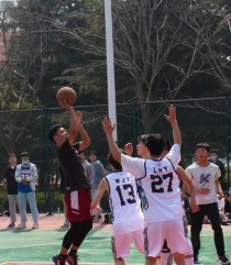 小孩篮球防守教学（简单易学的防守技巧，让小孩在篮球赛场上独挡一面）
