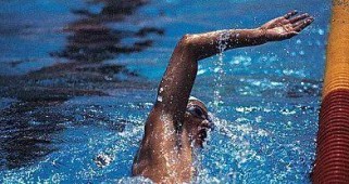游泳初学者如何掌握正确的吸气技巧（轻松学会游泳，享受水中自由）