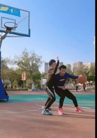 如何提高儿童篮球防守能力——勾手接球技巧（通过勾手接球技巧提升儿童篮球防守效果）