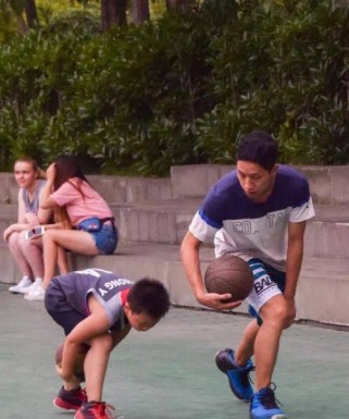 如何提高篮球防守力度？（掌握技巧，打造坚实防线）