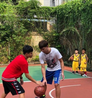 少儿篮球基础班防守教学（通过科学训练，培养孩子的防守意识和技巧）
