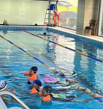 小孩初学游泳的技巧（培养孩子游泳技能的有效方法）